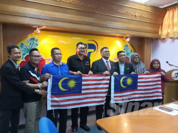 Dzulkefly (empat dari kanan) bergambar bersama Jalur Gemilang selepas sidang akhbar hari ini.