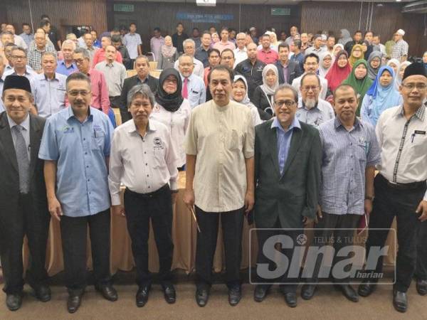 Husam (tengah) bersama Mohamad Roff (tiga dari kiri) dan peserta Seminar Teknikal Mardi-KADA di Kota Bharu hari ini.