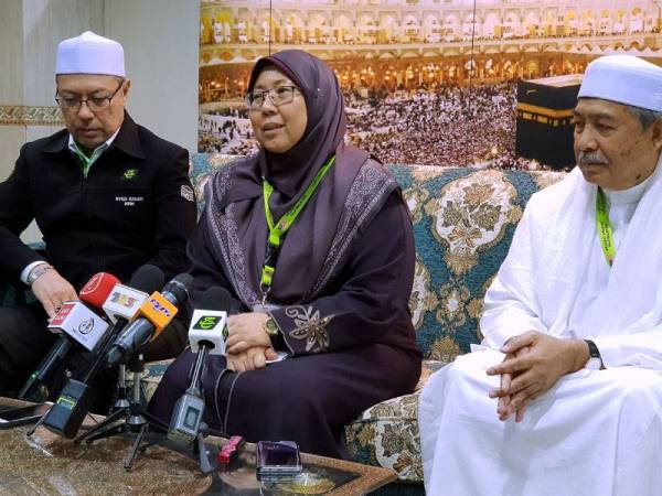 Fuziah (tengah) pada sidang media selepas melawat jemaah haji dan meninjau operasi haji di Ibu Pejabat Lembaga Tabung Haji (TH) Makkah di Abraj Janadriyah hari ini. - Foto BERNAMA