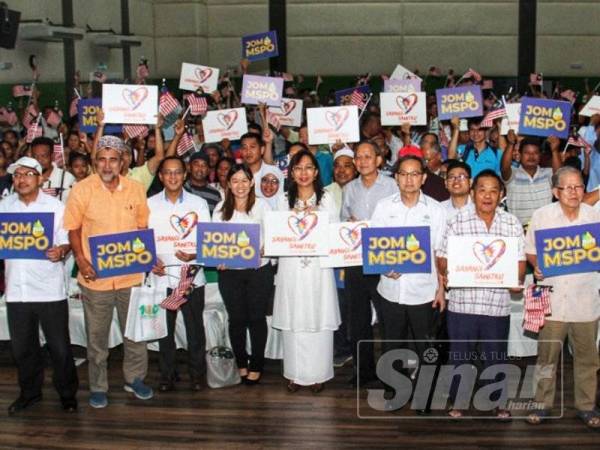 Teresa Kok (tengah) bersama peserta dan penanam kelapa sawit yang hadir dalam taklimat dan sesi dialog tersebut.