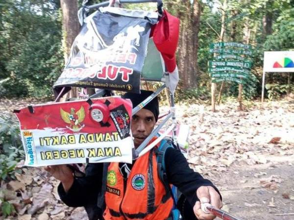 Medi berjalan mengundur 20 hingga 30 km sehari untuk menyelamatkan hutan di tempat tinggalnya. -Foto AFP