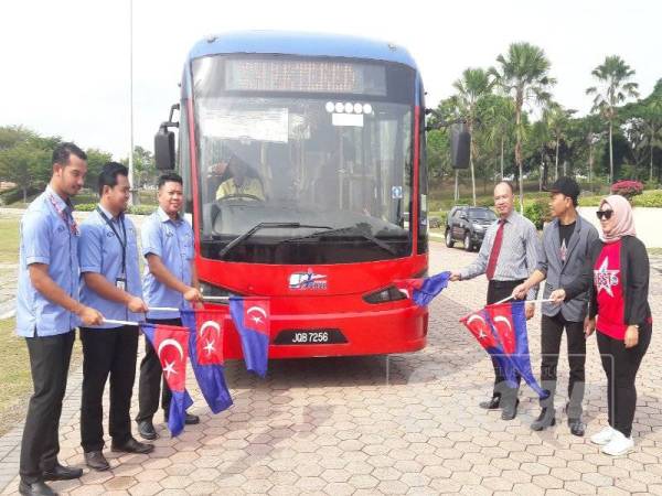 Yusry (tiga dari kanan) dan Azwan (tiga dari kiri) menyempurnakan Pelancaran Bas Best FM Photoshoot Penyampai Bas Best FM di Dataran Mahkota, Kota Iskandar.