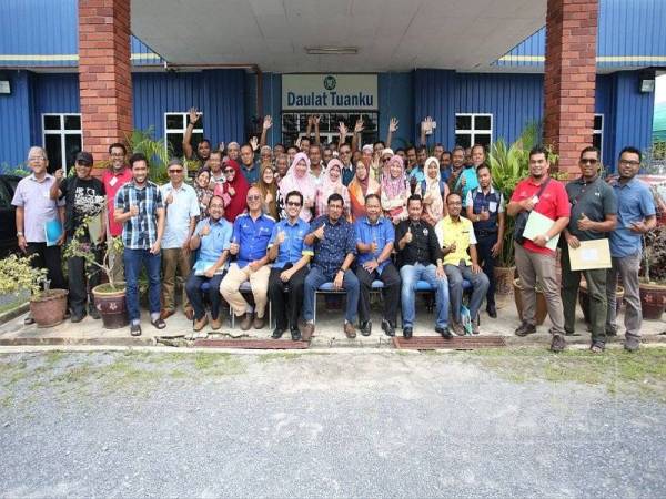 Uda (duduk tiga dari kanan) bergambar bersama peserta dialog harumanis bersama UniMAP di INSAT, Sungai Chuchuh, Padang Besar kelmarin.