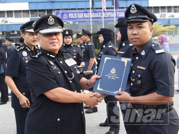 Abdul Jalil (kiri) menyampaikan sijil penghargaan kepada anggota dan pegawai yang memberikan perkhidmatan cemerlang 2019.