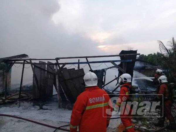 Deretan tiga rumah musnah dalam kebakaran