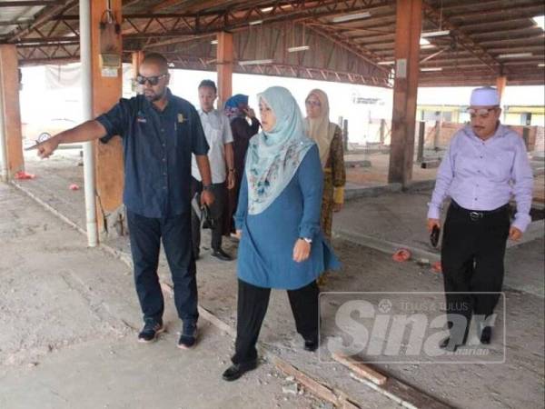 Mas Ermieyati (tengah) ketika melawat tapak Pasar Besar Masjid Tanah yang sedang menjalankan kerja-kerja ubah suai serta naik taraf dan dijangka siap Oktober depan.