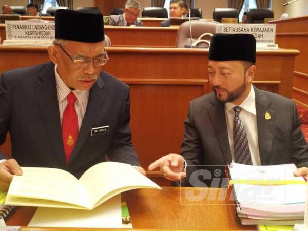 Mukhriz (kanan) berbual bersama Exco Agama, Datuk Dr Ismail Salleh (kiri) pada Sidang DUN Kedah ke 14 di Wisma Darul Aman, di sini hari.