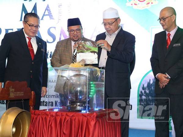 Ahmad (dua dari kanan) merasmikan Seminar Ekspedisi Hutan Ulu Sat: Nadi Pemeliharaan Alam Semulajadi Kelantan di Kota Bharu hari ini.
