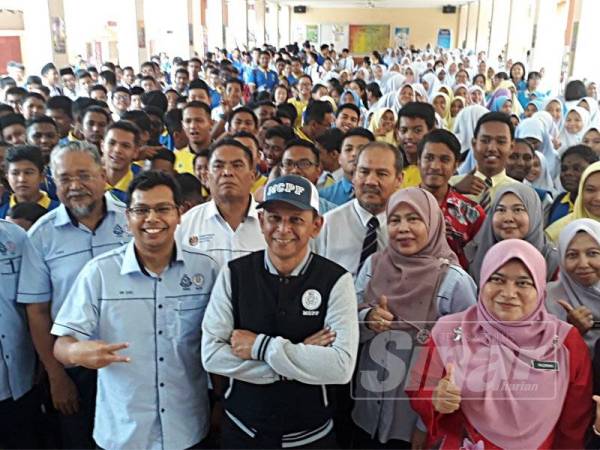 Kamal Affandi (tengah) bergambar bersama jemputan dan pelajar SMK Tunku Abdul Rahman selepas Program Cakna Remaja Daerah Kota Setar 2019.