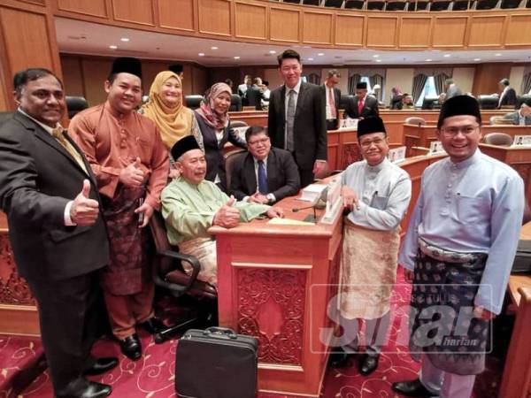 Simon (tengah, belakang) bersama sebahagian Exco dan ADUN PH pada Sidang DUN Kedah ke 14 di Wisma Darul Aman, di sini, hari ini.