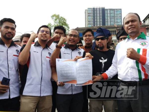 Mohd Ashraf (tengah) dan wakil-wakil NGO menunjukkan memorandum yang diserahkan kepada Dong Zong di hadapan Ibu Pejabat Dong Zong di Kajang hari ini.