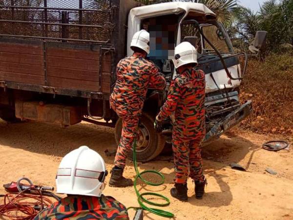 Anggota bomba cuba menyelamatkan mangsa. 