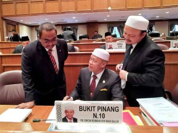 Muhammad Sanusi (kiri) berbincang dengan wakil rakyat Pas sebelum sesi persidangan bermula.