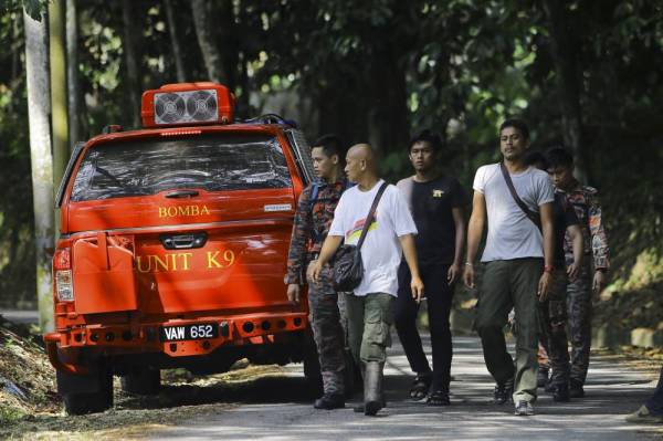 Beberapa orang anggota Jabatan Bomba dan Penyelamat dan orang kampung dilihat keluar dari pusat peranginan Resort The Dusun Pantai Hill yang merupakan lokasi seorang pelancong dari Ireland, Nora Anne Quoirin, 15, dilaporkan hilang semasa bercuti bersama ahli keluarganya. -Foto Bernama