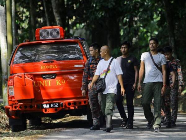 Beberapa orang anggota Jabatan Bomba dan Penyelamat dan orang kampung dilihat keluar dari pusat peranginan Resort The Dusun Pantai Hill yang merupakan lokasi seorang pelancong dari Ireland, Nora Anne Quoirin, 15, dilaporkan hilang. - Foto Bernama 