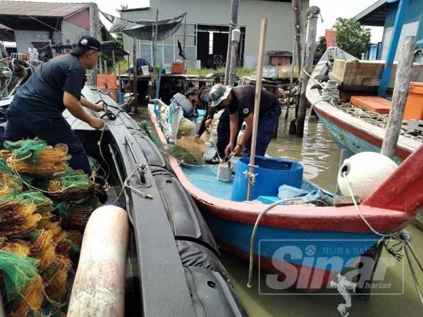 Bubu naga yang ditemui di dalam sampan yang tiada pemilik disita Jabatan Perikanan.