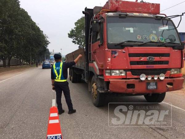 Pemeriksaan turut dilakukan ke atas kenderaan berat ketika Operasi Bersepadu dan Operasi Khas Pewa di Jalan Gebeng, semalam.