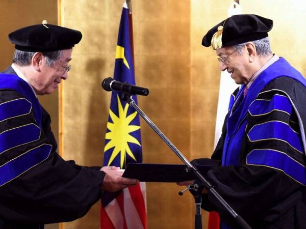 Perdana Menteri Malaysia Tun Dr Mahathir Mohamad (kanan) menerima Doktor Falsafah Kehormat dari Presiden Universiti Antarabangsa Jepun (IUJ) Hiroyuki Itami hari ini. Foto: Bernama