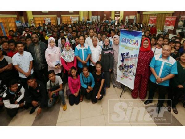 Johari Alwi (berdiri, enam dari kiri) bergambar bersama pemuda Orang Asli pada Program Latihan Kemahiran dan Kerjaya (PLKK) di Kompleks Dagangan Mahkota, semalam.