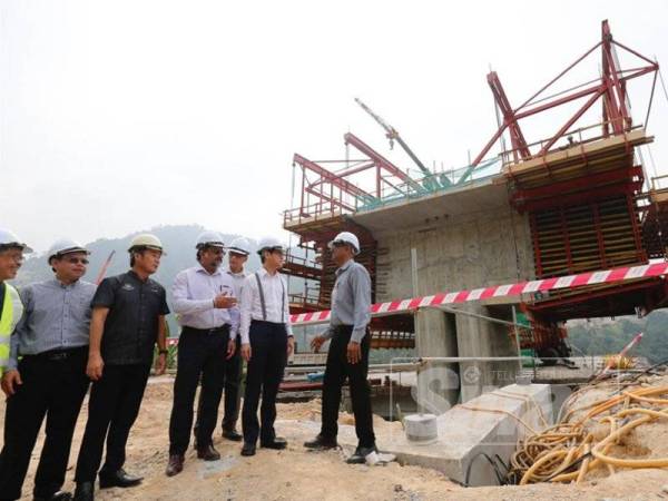 Jagdeep (tengah) dan Zairil (dua kanan) melawat tapak projek hari ini.