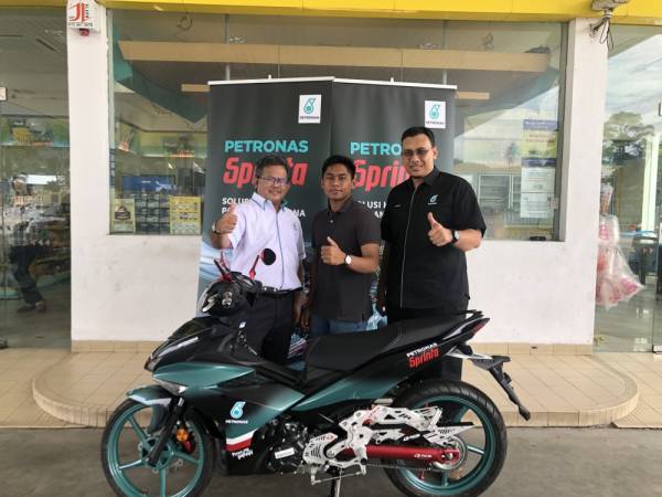 AHMAD Shafiq (tengah) bersama jentera Yamaha Y15ZR yang dimenanginya.