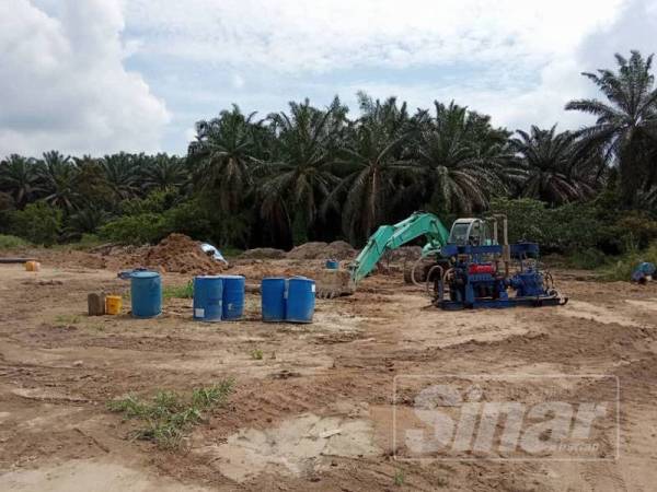 Aktiviti korek pasir di kawasan sungai di Felda Bukit Ramun dan Kampung Semanggar Dalam yang didakwa tiada lesen sah.