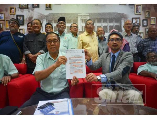 Raihan memegang kenyataan media pada sidang media Penjelasan Pemendekkan Kontrak Lantikan Lembaga Pengerusi Universiti Putra Malaysia di Bangunan TNCPI UPM hari ini. : Foto - SHARIFUDIN ABDUL RAHIM