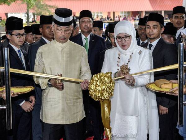 Yang di-Pertuan Agong Al-Sultan Abdullah Ri'ayatuddin Al-Mustafa Billah Shah bersama Raja Permaisuri Agong Tunku Hajah Azizah Aminah Maimunah Iskandariah berkenan merasmikan Pusat Haemodialisis Yayasan Al-Sultan Abdullah (YASA) di Wisma Denai hari ini. - Foto Bernama