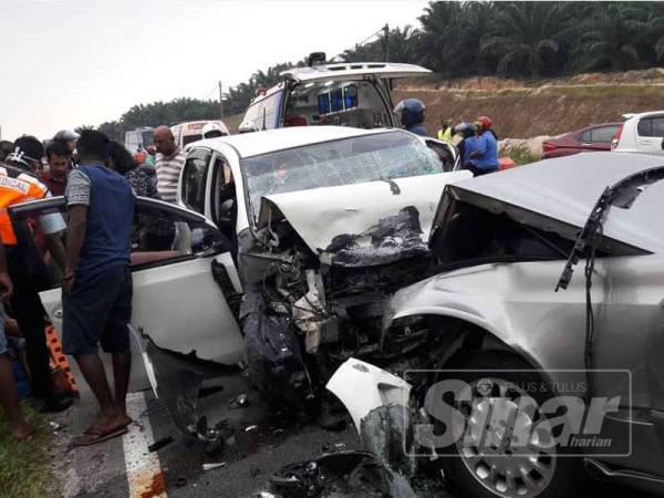 Antara kenderaan yang terlibat dalam kemalangan di Jalan Sepang - Salak hari ini.