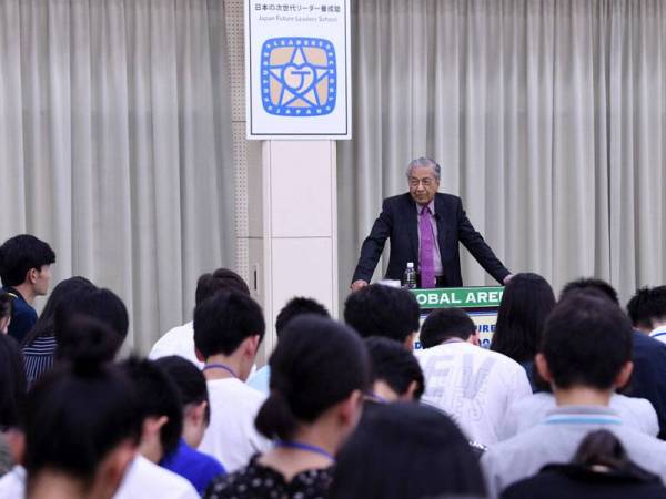 Perdana Menteri Tun Dr Mahathir Mohamad menyampaikan syarahan mengenai Bagaimana Sains dan Teknologi Dapat Menyumbang Kepada Keamanan Dunia di Sekolah Pemimpin Masa Depan Jepun (JFLS) hari ini. - Foto Bernama