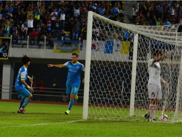 Pemain Pulau Pinang Julian Bottaro (dua, kiri) meraikan jaringan gol pada perlawanan bola sepak Piala Malaysia menentang Sabah di Stadium Bandaraya malam ini. Foto: Bernama