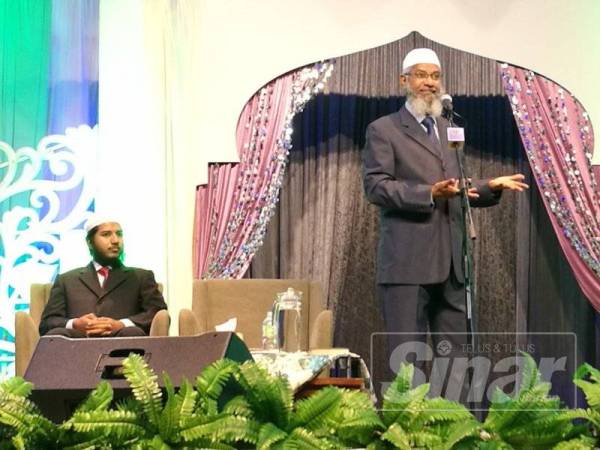 Dr Zakir menjawab soalan dalam program Jelajah Dakwah Zakir Naik ke Kelantan 2019 di KTC dan turut disertai oleh anaknya, Fariq.