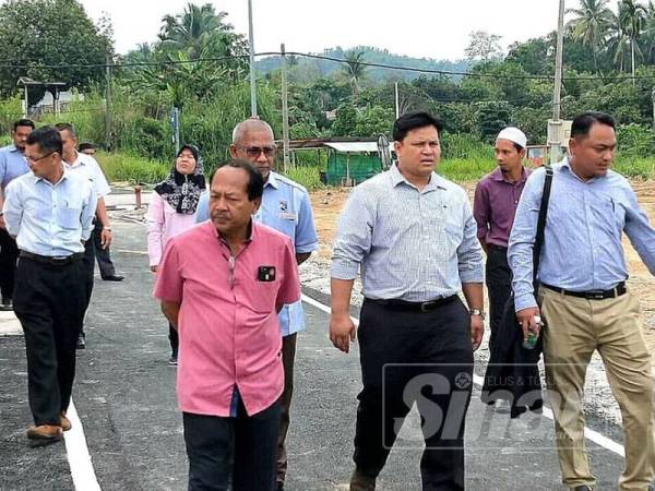 Aminuddin (depandari kiri) ketika meninjau projek R&R Kuala Balah semalam.