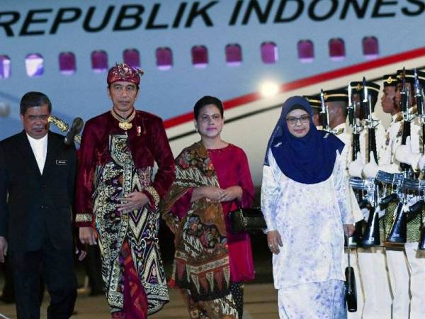 Presiden Indonesia, Joko Widodo dan isteri, Iriana Joko Widodo tiba di Kompleks Bunga Raya Lapangan Terbang Antarabangsa Kuala Lumpur (KLIA) sempena lawatan rasmi dua hari ke Malaysia bermula semalam. Turut mengiringi, Menteri Pertahanan Mohamad Sabu serta isteri Normah Alwi. - Foto Bernama 