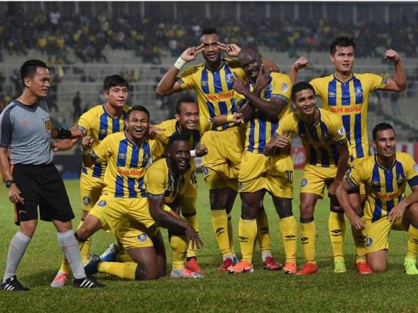 Pemain Pahang ceria selepas mengalahkan Perak pada perlawanan Piala Malaysia di Stadium Darul Makmur, semalam. - Foto Bernama
