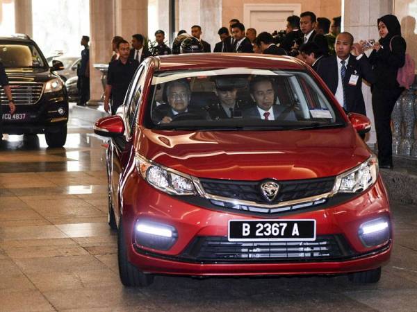 Dr Mahathir memandu sendiri Kereta Nasional Proton Persona membawa Presiden Indonesia Joko Widodo ke Seri Perdana untuk jamuan tengah hari pada lawatan rasmi Presiden Indonesia itu ke Malaysia hari ini. -Foto Bernama