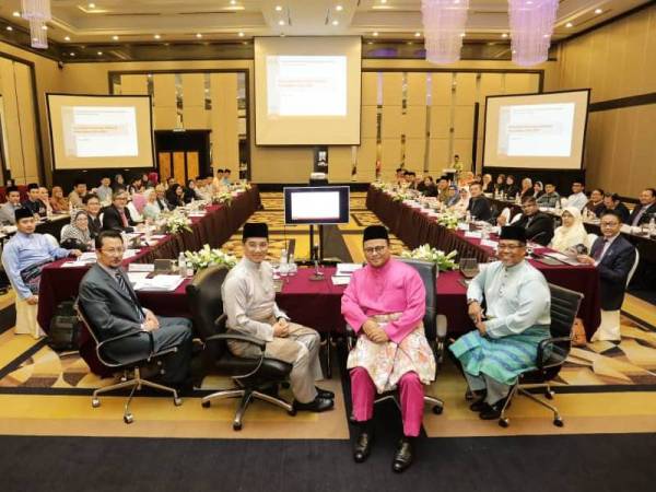 Amirudin (dua dari kanan) ketika sesi libat urus bersama Kementerian Hal Ehwal Ekonomi dipengerusikan Mohamed Azmin di Hotel Concorde, Shah Alam semalam. Foto: Pejabat Dato' Menteri Besar Selangor