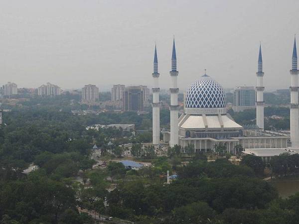 Pemandangan Masjid Sultan Salahuddin Abdul Aziz Shah -Foto BERNAMA