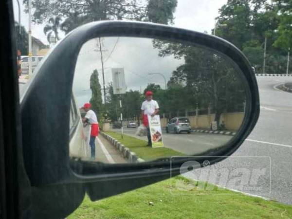 Antara penjaja di lampu isyarat yang sebelum ini aktif bergerak di Kuala Terengganu.