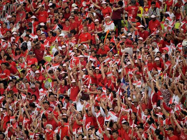 Ribuan penduduk Singapura menghadiri sambutan Hari Kebangsaan ke-54 di Padang yang bermula petang tadi.
