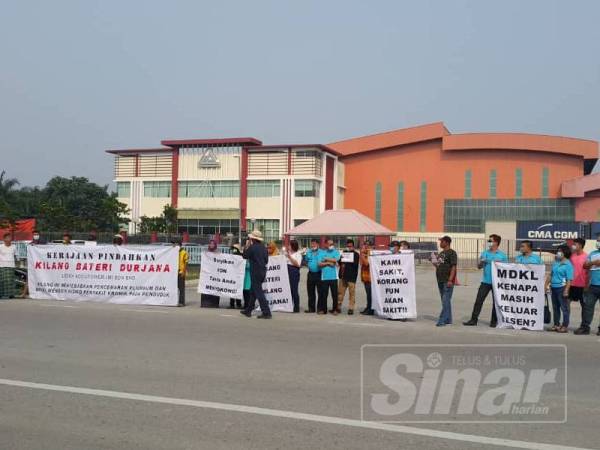 Penduduk membuat bantahan pengoperasian semula kilang bateri di Jenjarom hari ini.