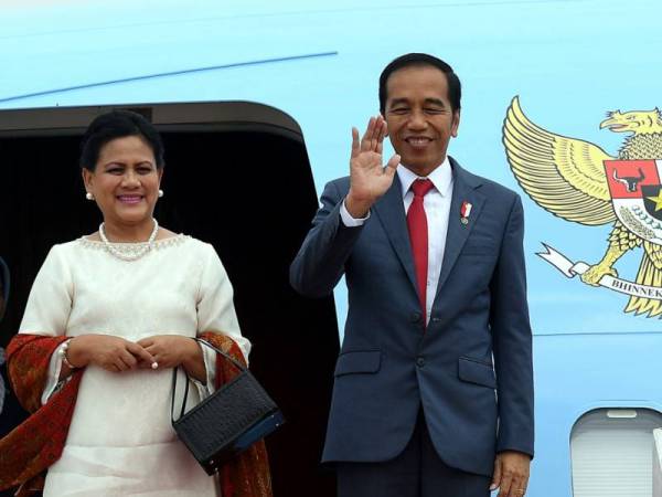 Presiden Indonesia Joko Widodo dan isteri, Iriana Joko Widodo melambaikan tangan sebelum berlepas ke Singapura dari Kompleks Bunga Raya Lapangan Terbang Antarabangsa Kuala Lumpur hari ini selepas menamatkan lawatan rasmi ke Malaysia selama dua hari. Foto: Bernama