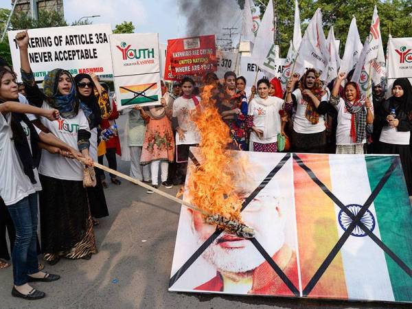 Aktivis Youth Forum for Kashmir melaungkan slogan mengutuk keputusan India terhadap Kashmir ketika menyertai protes di Lahore. - Foto: AFP 