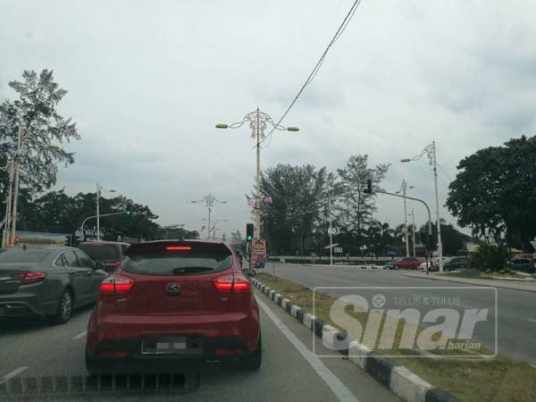 Keadaan di persimpangan lampu isyarat yang lengang tanpa kehadiran penjaja.