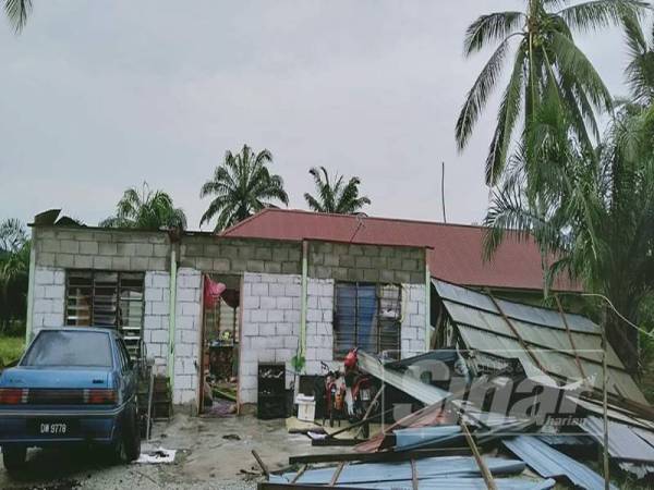 Kejadian sebuah rumah mengalami kerosakan teruk akibat kejadian ribut malam tadi
