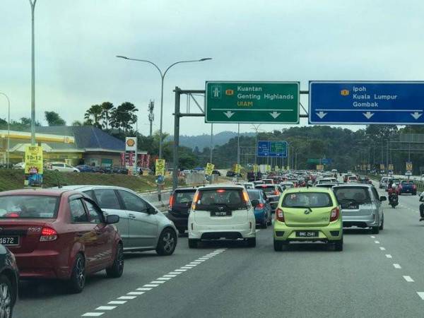 Aliran trafik perlahan di lebuh raya utama pagi ini.-Foto Bernama