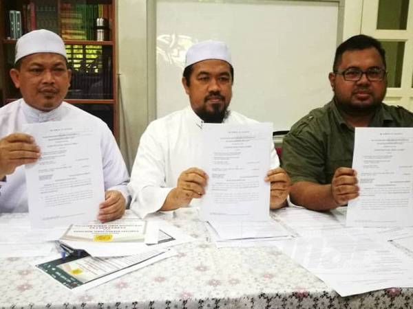 Dari kiri Azahari, Mohd Idrus dan Noorazmir ketika mengadakan sidang media di Maahad Tahfiz Intan dekat Kampung Teluk Sungai Layar, hari ini.