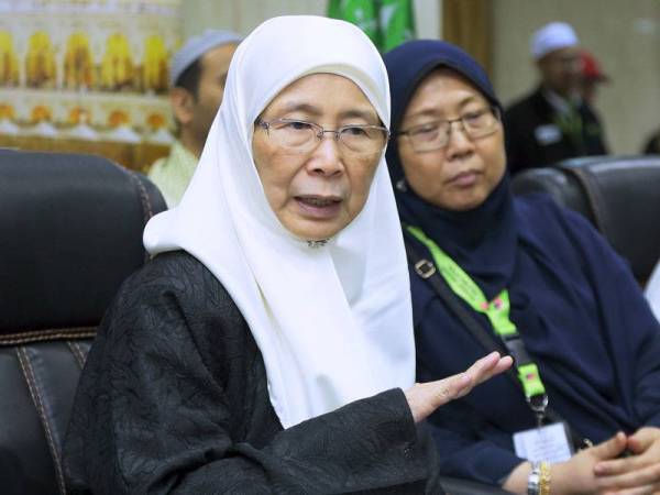 Timbalan Perdana Menteri Datuk Seri Dr Wan Azizah Wan Ismail (kiri) - Foto BERNAMA