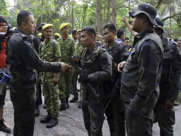 Pasukan mencari dan menyelamat (SAR) diberi taklimat sebelum meneruskan misi pencarian seorang remaja perempuan warga Ireland, Nora Anne Quoirin, 15, yang dilaporkan hilang Ahad lepas di sekitar kawasan hutan di sini. - Foto Bernama