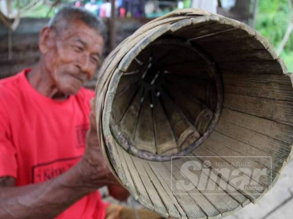 Hasil seni Shafie menghasilkan gogoh alat tradisional menangkap udang gantung di sungai Kelong.